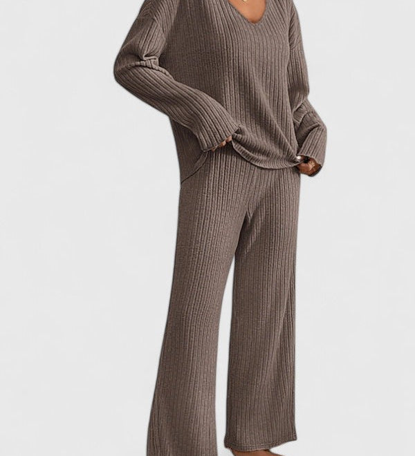 Angeline™ Comfortable Set | V-Neck Sweater and Wide-Leg Ribbed Pants